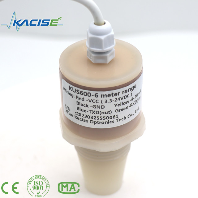 O sensor ultra-sônico KUS600 fabricado em materiais PVDF/PTFE é utilizado para medição de distância e nível do líquido.