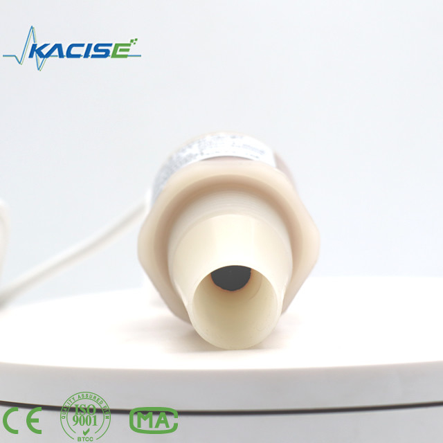 O sensor ultra-sônico KUS600 fabricado em materiais PVDF/PTFE é utilizado para medição de distância e nível do líquido.