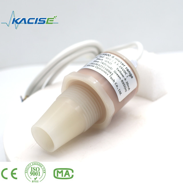 O sensor ultra-sônico KUS600 fabricado em materiais PVDF/PTFE é utilizado para medição de distância e nível do líquido.
