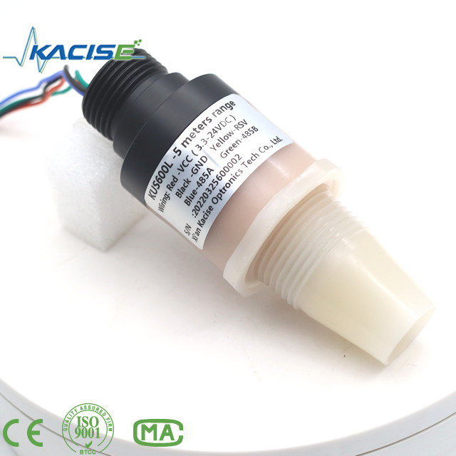 O sensor ultra-sônico KUS600 fabricado em materiais PVDF/PTFE é utilizado para medição de distância e nível do líquido.