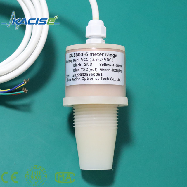 O sensor ultra-sônico KUS600 fabricado em materiais PVDF/PTFE é utilizado para medição de distância e nível do líquido.
