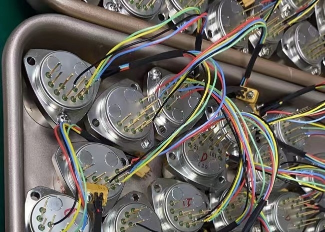 Sensor de acelerômetro de pequeno tamanho de 18,2 mm x 23 mm de alta precisão com largura de banda de 800-2500 Hz