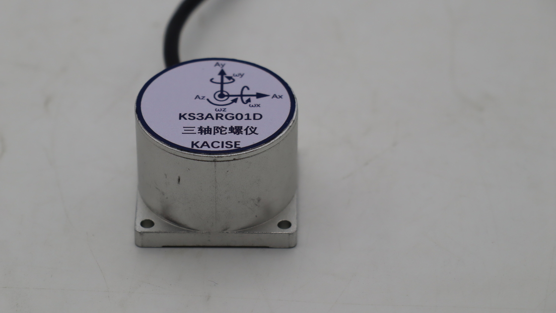 O giroscópio de três eixos MEMS é usado em sistemas de navegação inercial com alcance de ± 300 (゚/s) e choque de 10000 g