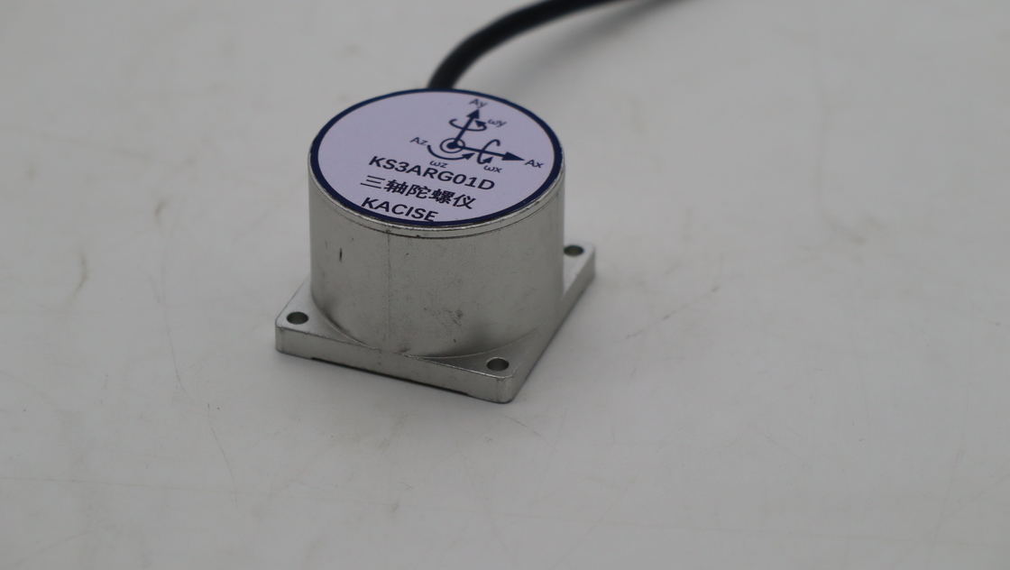 O giroscópio de três eixos MEMS é usado em sistemas de navegação inercial com alcance de ± 300 (゚/s) e choque de 10000 g