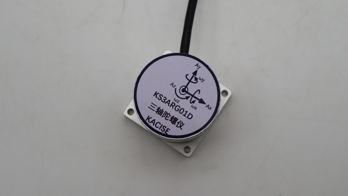 ≤ 0,15 (゚/s) Repetitividade do viés e 12 (゚/h) Estabilidade do viés Sensor eletrônico de giroscópio para sistema de navegação inercial