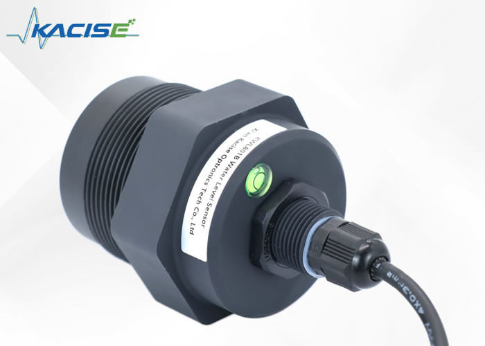 O sensor de nível de água de radar com uma faixa de tensão de alimentação de 9 - 24V e uma faixa de medição de 10 metros é usado para monitorar o nível de água dos reservatórios