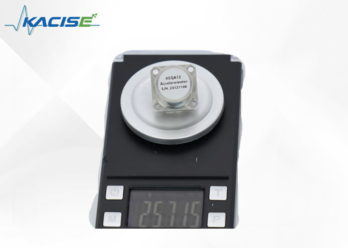 Precisão 0,6-1,3 mA/g Sensor de acelerômetro < 5 μg Resolução para ensaios de vibração ≤ 50 μg/g2