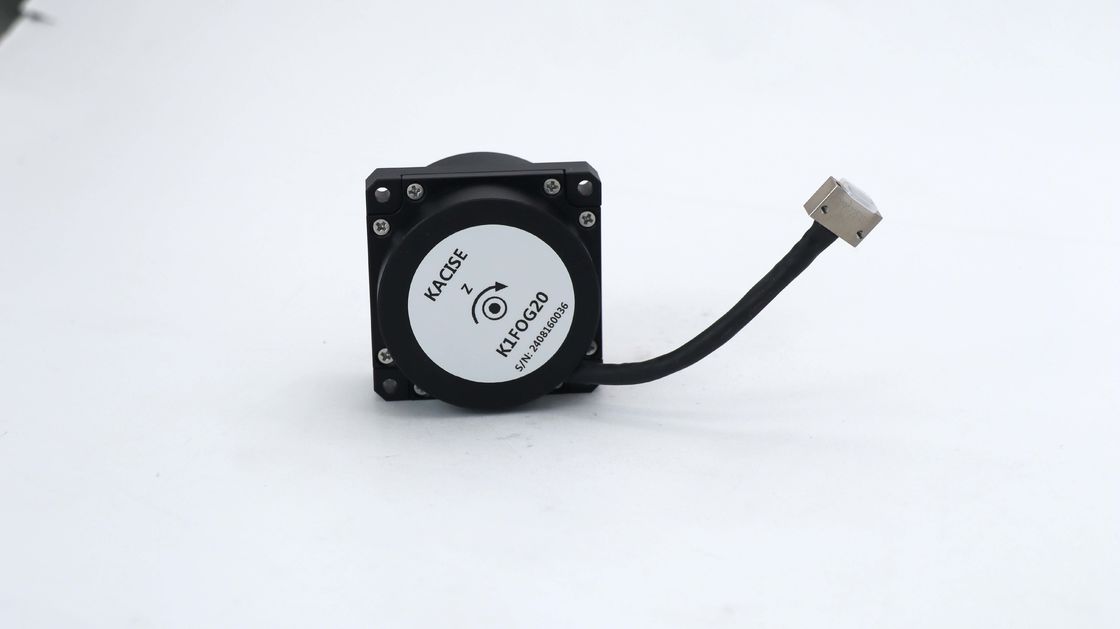 Giroscópio de fibra óptica e sensor de velocidade angular com intervalo dinâmico ± 900°/s, marcha aleatória ≤ 0,01°/h^1/2, e deriva de desvio ≤ 0,3°/h para sistemas inerciais