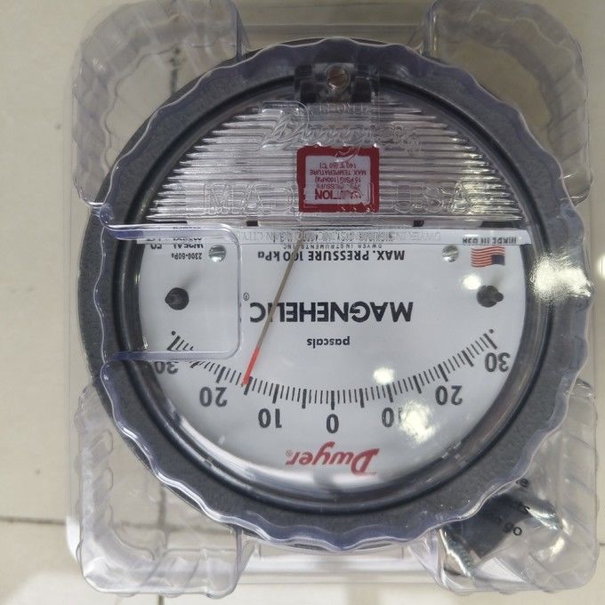 Medidor de pressão diferencial Dwyer Magnehelic 2300-60PA com faixa de 60-0-60 Pa, precisão de ±2% e gabinete IP67