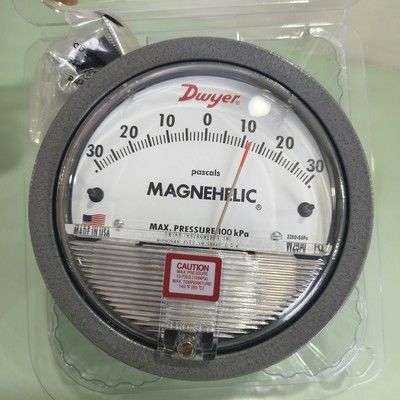 Medidor de pressão diferencial Dwyer Magnehelic 2300-60PA com faixa de 60-0-60 Pa, precisão de ±2% e gabinete IP67