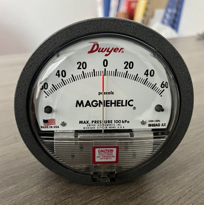 Medidor de pressão diferencial Magnehélico da série 2000 de Dwyer com precisão de ± 2% FS e movimento magnético sem atrito para aplicações de 20 a 140 °F