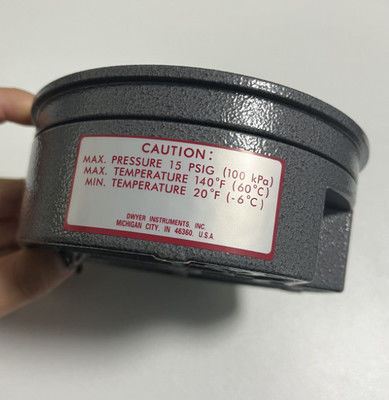 Medidor de pressão diferencial Magnehélico da série 2000 de Dwyer com precisão de ± 2% FS e movimento magnético sem atrito para aplicações de 20 a 140 °F