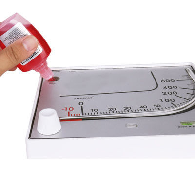 Medidor de pressão diferencial de óleo vermelho KMC-700 para aquicultura com precisão de ± 3% e design compacto 190 × 150 × 32MM