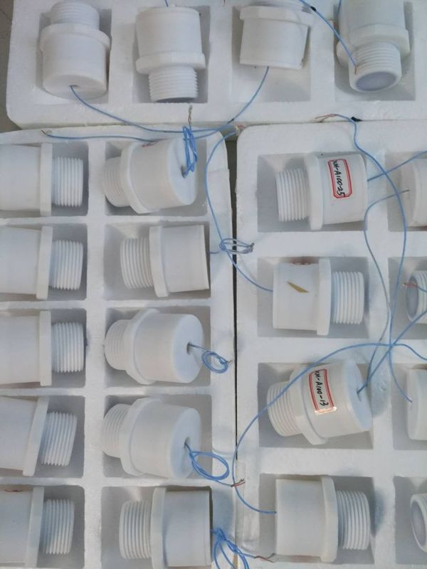 Sensor de nível de PTFE ultra-sônico de qualidade alimentar com resistência química e proteção IP67 para medição do nível de fluidos