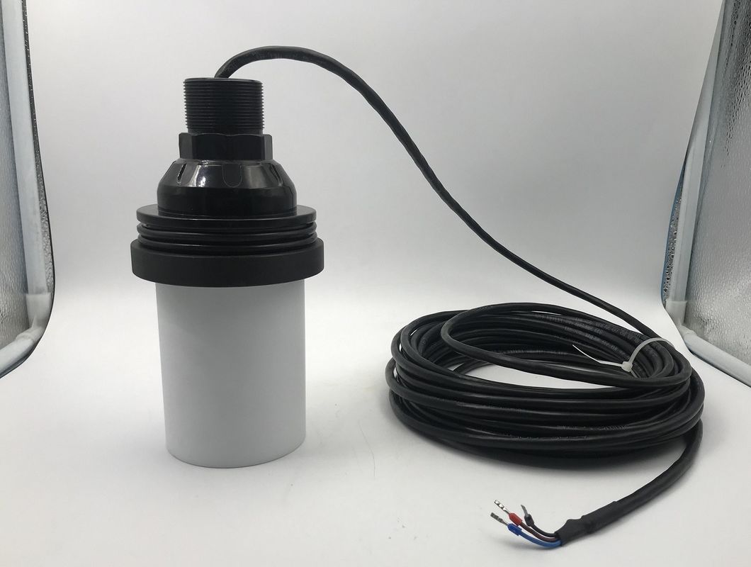 Sensor ultrassônico à prova d'água IP68 com material de carcaça de PTFE e faixa de 0,5 - 12m para medição de nível