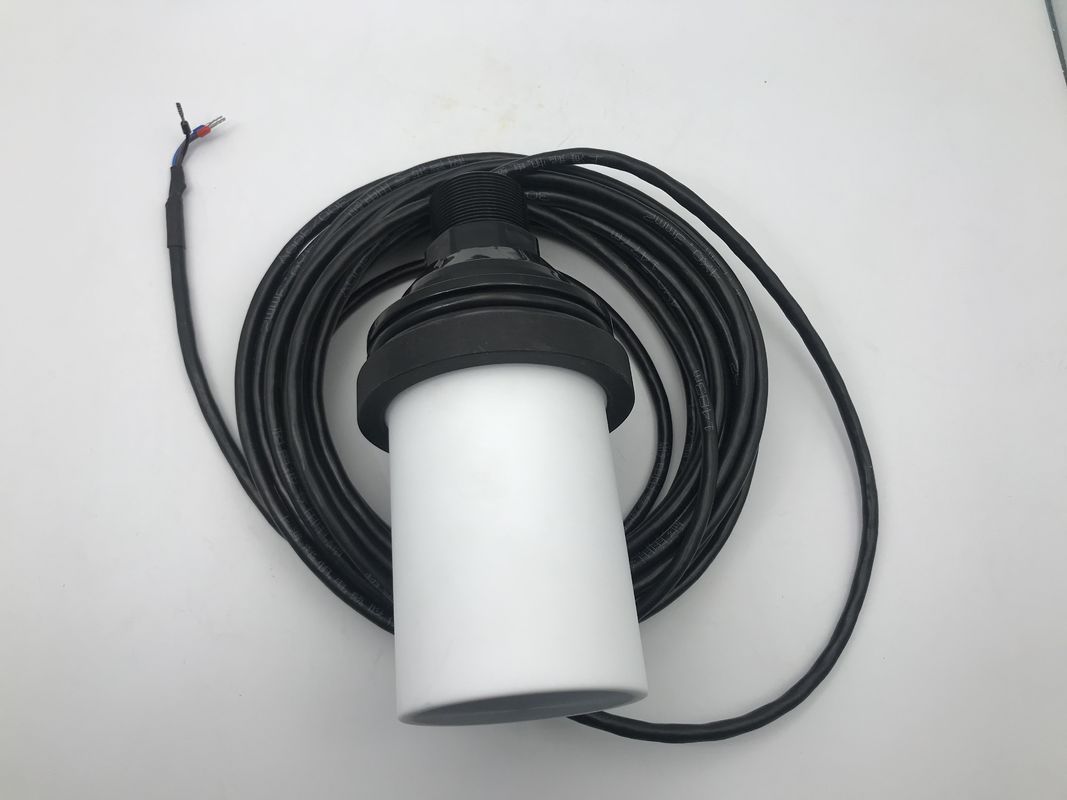 Sensor ultrassônico à prova d'água IP68 com material de carcaça de PTFE e faixa de 0,5 - 12m para medição de nível